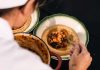 Troféu Portugal põe oito chefs de oito regiões frente a frente em Matosinhos Chef prepara o empratamento de uma receita durante uma prova de cozinha do Troféu Portugal
