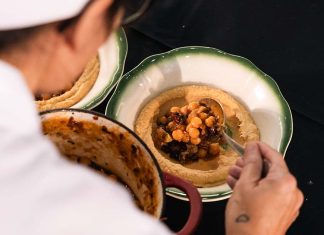 Troféu Portugal põe oito chefs de oito regiões frente a frente em Matosinhos Chef prepara o empratamento de uma receita durante uma prova de cozinha do Troféu Portugal