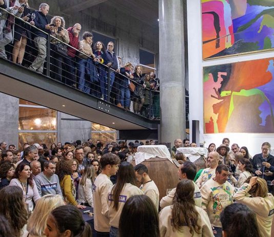 Amphora Wine Day celebra no Alentejo a tradição do vinho de talha em ano marcado pela candidatura à UNESCO Participantes no Amphora Wine Day reunidos junto às talhas na Herdade do Rocim, no Alentejo.