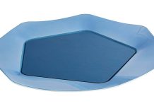 Bandejas Vista Alegre combinam porcelana e couro italiano no conjunto Makura Modelo Makura da coleção de bandejas Vista Alegre, em porcelana azul com aplicação central em couro
