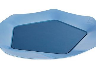 Bandejas Vista Alegre combinam porcelana e couro italiano no conjunto Makura Modelo Makura da coleção de bandejas Vista Alegre, em porcelana azul com aplicação central em couro