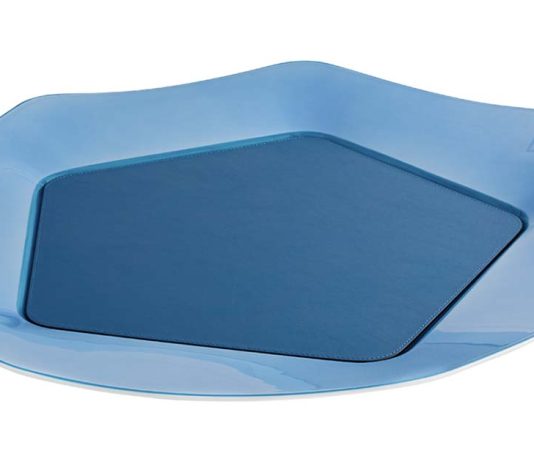 Bandejas Vista Alegre combinam porcelana e couro italiano no conjunto Makura Modelo Makura da coleção de bandejas Vista Alegre, em porcelana azul com aplicação central em couro