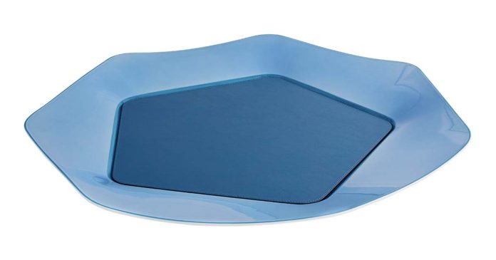 Modelo Makura da coleção de bandejas Vista Alegre, em porcelana azul com aplicação central em couro