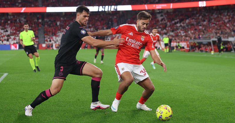 Jogadores de Benfica e Gil Vicente disputam a bola junto &agrave; linha lateral, no Est&aacute;dio da Luz