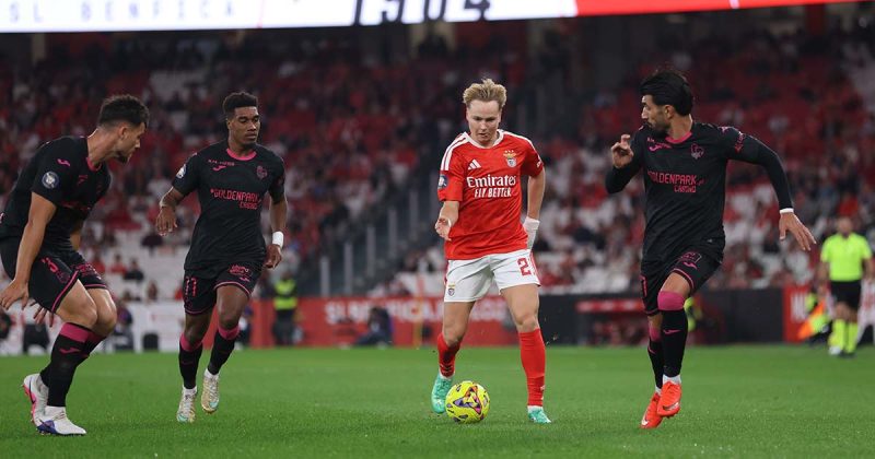 Jogador encarnado conduz a bola entre tr&ecirc;s advers&aacute;rios no encontro entre Benfica e Gil Vicente, no Est&aacute;dio da Luz