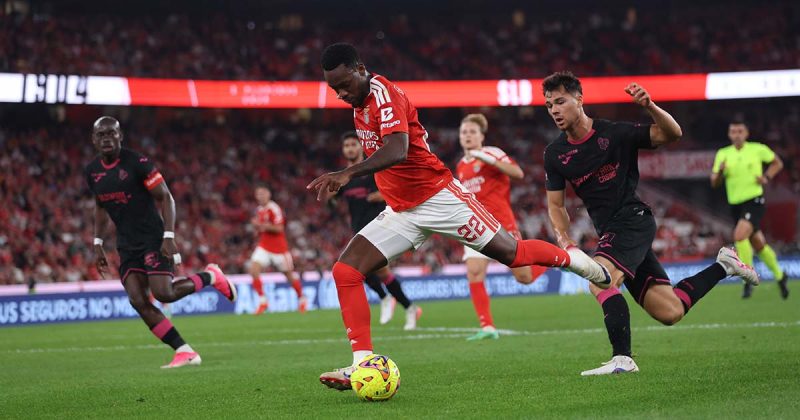 Jogador do Benfica prepara um remate com um advers&aacute;rio em persegui&ccedil;&atilde;o, no encontro entre Benfica e Gil Vicente, no Est&aacute;dio da Luz