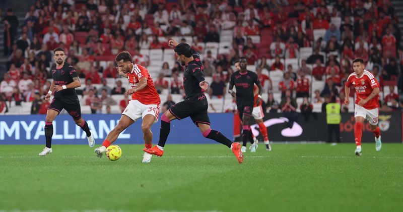 Jogador encarnado remata sob press&atilde;o de um advers&aacute;rio no encontro entre Benfica e Gil Vicente, no Est&aacute;dio da Luz