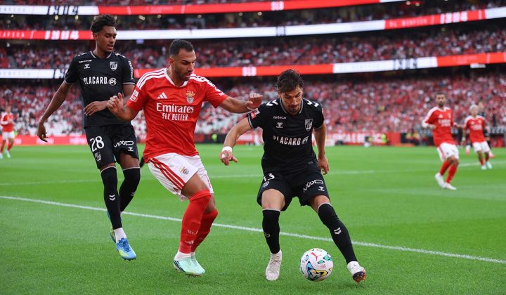 Jogador vimaranense protege a bola perante um advers&aacute;rio encarnado no encontro entre Benfica e V. Guimar&atilde;es, na Luz