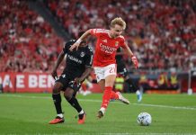 Benfica e V. Guimarães fecharam o duelo com vitória encarnada por 2–0 Jogadores disputam a bola durante o encontro entre Benfica e V. Guimarães, no Estádio da Luz.