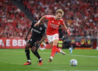 Benfica e V. Guimarães fecharam o duelo com vitória encarnada por 2–0 Jogadores disputam a bola durante o encontro entre Benfica e V. Guimarães, no Estádio da Luz.
