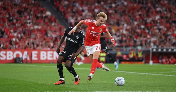 Benfica e V. Guimarães em duelo na Luz Jogadores disputam a bola durante o encontro entre Benfica e V. Guimarães, no Estádio da Luz.