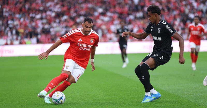 Jogador encarnado conduz a bola perante um advers&aacute;rio durante o encontro entre Benfica e V. Guimar&atilde;es, na Luz.