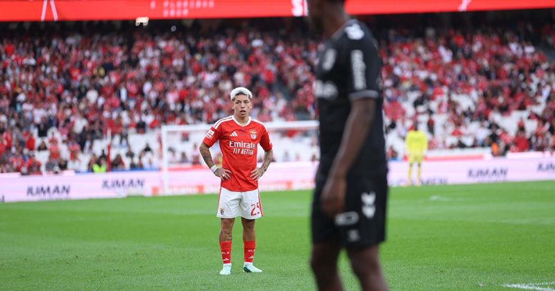 SCHJELDERUP com as m&atilde;os na cintura e um advers&aacute;rio em primeiro plano durante o encontro entre Benfica e V. Guimar&atilde;es