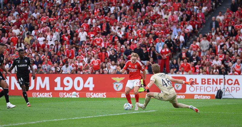 SCHJELDERUP perante o guarda-redes vimaranense durante o encontro entre Benfica e V. Guimar&atilde;es, na Luz.