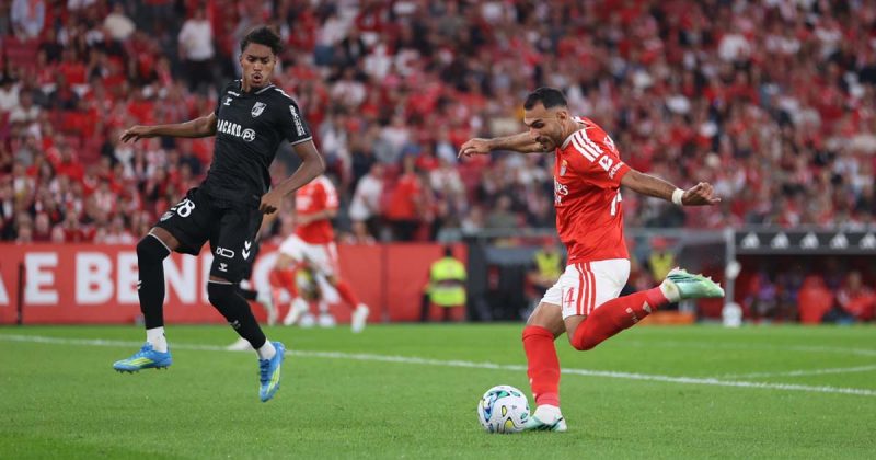 PAVLIDIS prepara um remate com um advers&aacute;rio pr&oacute;ximo durante o encontro entre Benfica e V. Guimar&atilde;es, na Luz