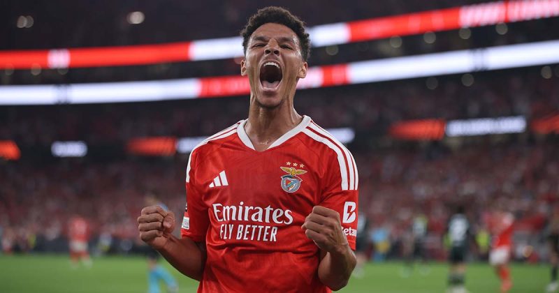 Alexander Bah festeja de punhos cerrados no jogo do Benfica na Liga Europa frente ao Celtic, no Est&aacute;dio da Luz