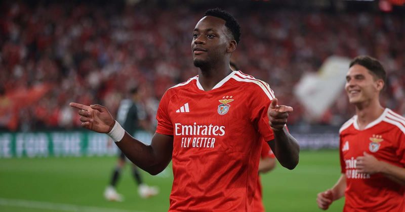 Jhon Dur&aacute;n festeja um golo do Benfica na Liga Europa frente ao Celtic, no Est&aacute;dio da Luz.