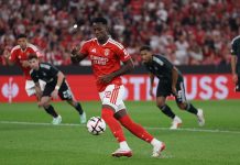 Benfica na Liga Europa vence Celtic por 4–1 com bis de Durán e Prestianni em destaque hon Durán cobra uma grande penalidade frente ao Celtic, no jogo do Benfica na Liga Europa, no Estádio da Luz