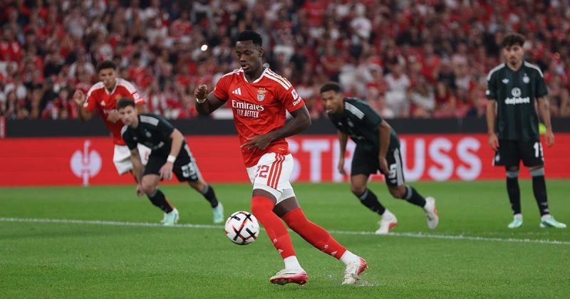 hon Dur&aacute;n cobra uma grande penalidade frente ao Celtic, no jogo do Benfica na Liga Europa, no Est&aacute;dio da Luz