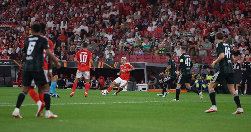 Prestianni com a bola entre jogadores do Celtic, no encontro do Benfica na Liga Europa, no Est&aacute;dio da Luz