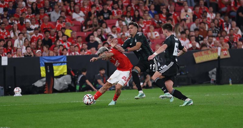 Prestianni protege a bola perante dois jogadores do Celtic, no encontro do Benfica na Liga Europa, no Est&aacute;dio da Luz.