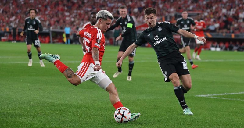 Prestianni prepara um cruzamento perante um advers&aacute;rio do Celtic, no jogo do Benfica na Liga Europa, no Est&aacute;dio da Luz