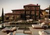 BOA Hotels chega ao Douro com resort de cinco estrelas a mil metros de altitude Representação do resort KURA da BOA Hotels no Douro, com piscina exterior, edifícios em pedra e zonas de descans