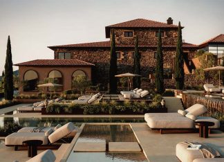 BOA Hotels chega ao Douro com resort de cinco estrelas a mil metros de altitude Representação do resort KURA da BOA Hotels no Douro, com piscina exterior, edifícios em pedra e zonas de descans