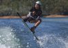 Campeonato Nacional de Wakeboard regressa à Sertã para decidir os títulos de 2026 Atleta em ação no Campeonato Nacional de Wakeboard, numa manobra sobre a água na Sertã.