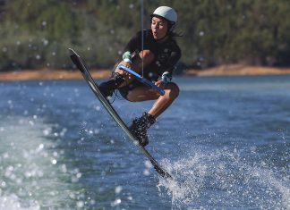 Campeonato Nacional de Wakeboard regressa à Sertã para decidir os títulos de 2026 Atleta em ação no Campeonato Nacional de Wakeboard, numa manobra sobre a água na Sertã.