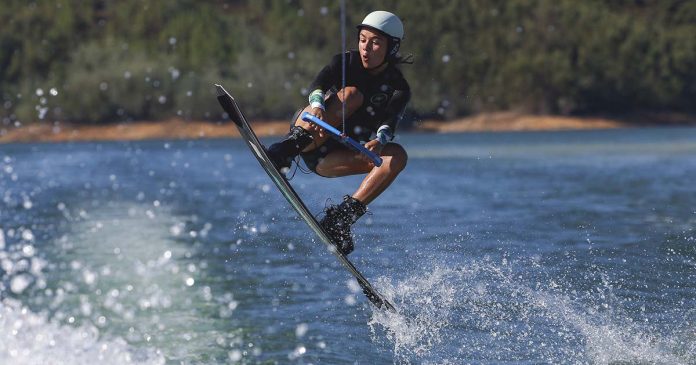 Atleta em ação no Campeonato Nacional de Wakeboard, numa manobra sobre a água na Sertã.