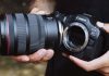 Canon EOS R6 Mark III capta 40 imagens por segundo e leva a fotografia de ação mais longe Canon EOS R6 Mark III e objetiva Canon RF seguradas por um fotógrafo, com o encaixe da câmara visível