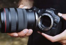 Canon EOS R6 Mark III capta 40 imagens por segundo e leva a fotografia de ação mais longe Canon EOS R6 Mark III e objetiva Canon RF seguradas por um fotógrafo, com o encaixe da câmara visível