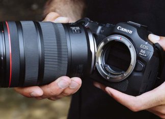 Canon EOS R6 Mark III capta 40 imagens por segundo e leva a fotografia de ação mais longe Canon EOS R6 Mark III e objetiva Canon RF seguradas por um fotógrafo, com o encaixe da câmara visível