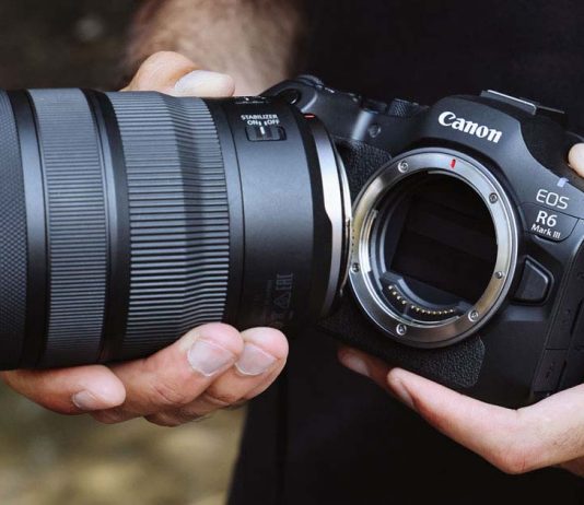 Canon EOS R6 Mark III capta 40 imagens por segundo e leva a fotografia de ação mais longe Canon EOS R6 Mark III e objetiva Canon RF seguradas por um fotógrafo, com o encaixe da câmara visível
