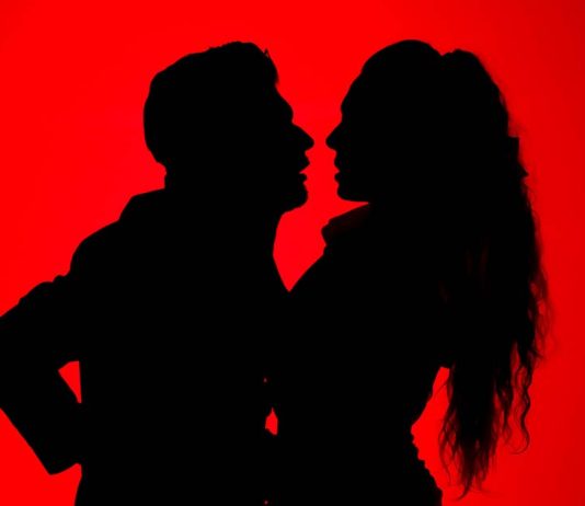 Carmen leva a paixão de Bizet ao encontro do flamenco no Tivoli Carmen: Paixão Lírica & Flamenco com duas figuras em silhueta sobre um fundo vermelho