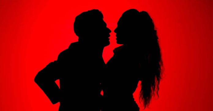 Carmen: Paixão Lírica & Flamenco com duas figuras em silhueta sobre um fundo vermelho