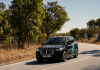 Carro Frota 2026 faz história com vitória absoluta dos elétricos BMW iX1 eDrive20, vencedor do Carro Frota 2026, em circulação numa estrada com identificação da Ayvens