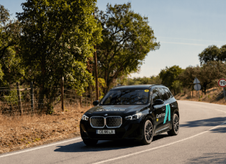 Carro Frota 2026 faz história com vitória absoluta dos elétricos BMW iX1 eDrive20, vencedor do Carro Frota 2026, em circulação numa estrada com identificação da Ayvens