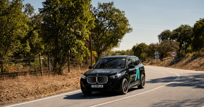 BMW iX1 eDrive20, vencedor do Carro Frota 2026, em circulação numa estrada com identificação da Ayvens