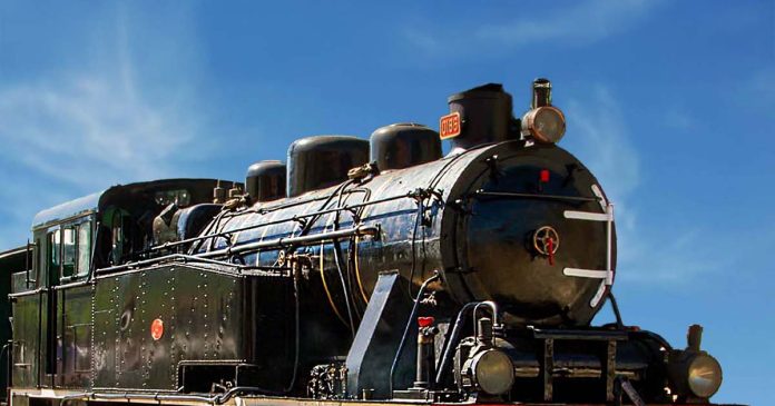Locomotiva a vapor CP 0186 com carruagens históricas, utilizada no Comboio Histórico a Vapor Templário entre Entroncamento e Tomar