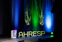 Congresso AHRESP 2026 traça prioridades para o futuro da hotelaria e restauração Congresso AHRESP 2026 com identificação da associação em destaque no palco do evento, em Lagoa, no Algarve