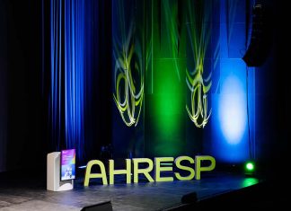 Congresso AHRESP 2026 traça prioridades para o futuro da hotelaria e restauração Congresso AHRESP 2026 com identificação da associação em destaque no palco do evento, em Lagoa, no Algarve