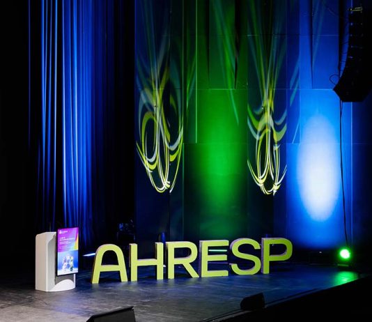 Congresso AHRESP 2026 traça prioridades para o futuro da hotelaria e restauração Congresso AHRESP 2026 com identificação da associação em destaque no palco do evento, em Lagoa, no Algarve