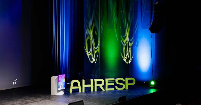Congresso AHRESP 2026 com identificação da associação em destaque no palco do evento, em Lagoa, no Algarve