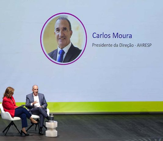 Congresso da AHRESP 2026 debate o futuro da restauração entre desafios e inovação Congresso da AHRESP com Carlos Moura, presidente da associação, durante a sua intervenção em Lagoa.
