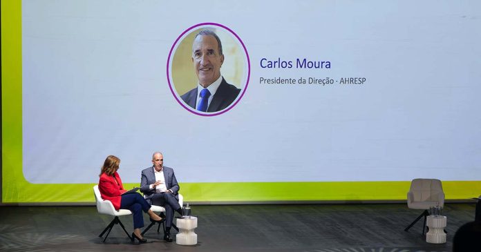 Congresso da AHRESP com Carlos Moura, presidente da associação, durante a sua intervenção em Lagoa.