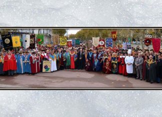 Congresso europeu de gastronomia traz a Lisboa sabores e tradições de oito origens Representantes de confrarias com trajes e estandartes numa fotografia de grupo alusiva ao congresso europeu de gastronomia.