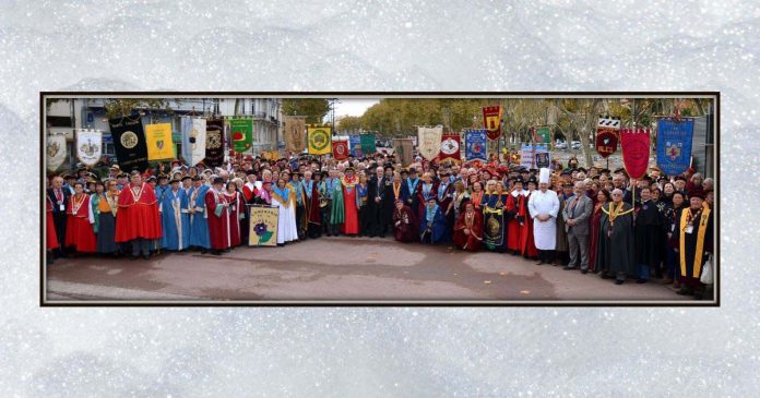Representantes de confrarias com trajes e estandartes numa fotografia de grupo alusiva ao congresso europeu de gastronomia.