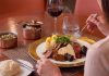 Cozido à Portuguesa traz tradição à mesa do Astrolábio em Lisboa Cozido à Portuguesa com carnes, enchidos, batatas e legumes, servido à mesa no Astrolábio